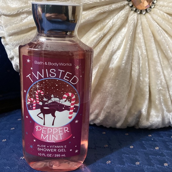 BATH & BODY WORKS SET. . . TWISTED PEPPERMINT SCENT - Picture 5 of 6
